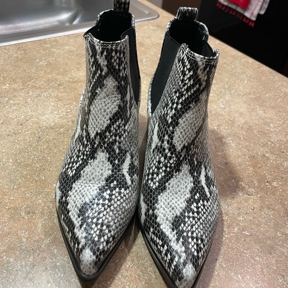 Blondo Emelia Ankle Chelsea Snake printed waterproof Boots - size 7.5 - Picture 1 of 6